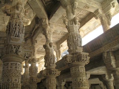 Colonnes_arcades_sculptées_Ranakpur
