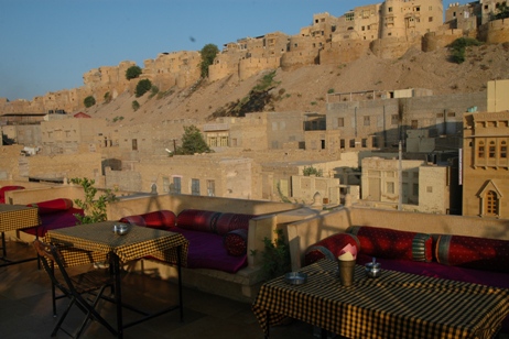 Vue_fort_Jaisalmer_depuis_Shahi_Palace