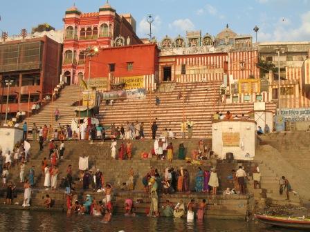 Bain sur les ghat Varanasi