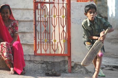 Enfant_jouant_au_cricket_Jodhpur