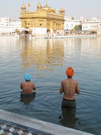 Ablutions_temple_sikh_Amritsar