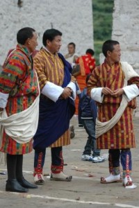 Hommes_portant_l_habit_traditionnel_le_gho_Bhoutan
