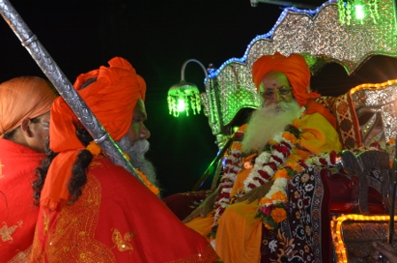 Haut religieux hindou Naga saddhu à la Bhavnath fair de Junagadh