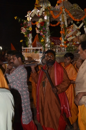 Palanquin Naga saddhu à la Bhavnath fair de Junagadh