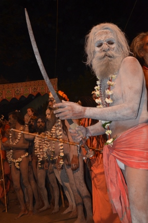 Sabre naga saddhu Naga saddhu à la Bhavnath fair de Junagadh