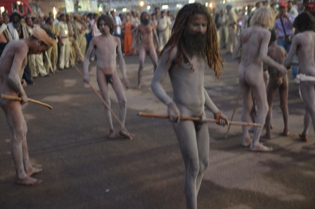 Yogis à Naga saddhu à la Bhavnath fair de Junagadh