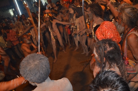 danse epee Naga saddhu à la Bhavnath fair de Junagadh